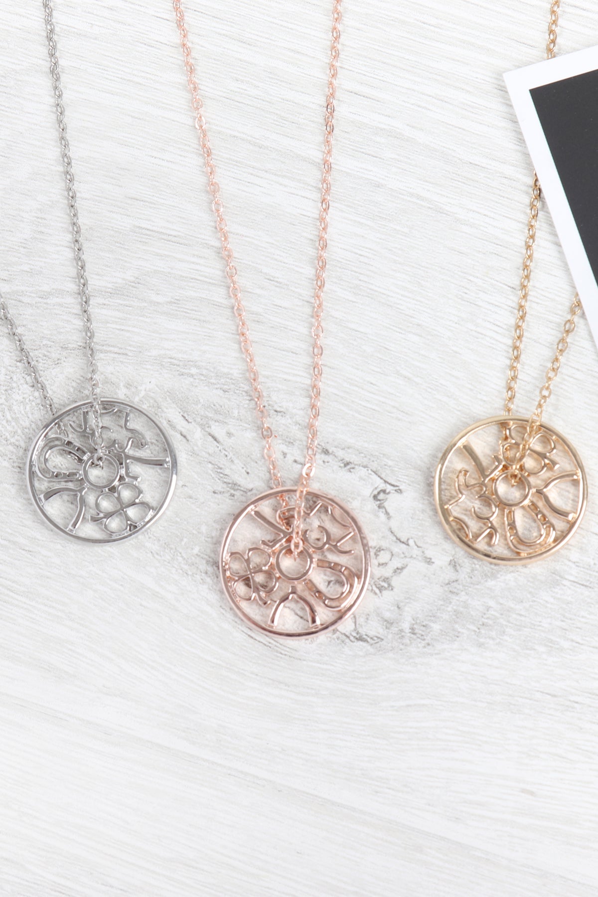 Round Cast Pendant Chain Necklace